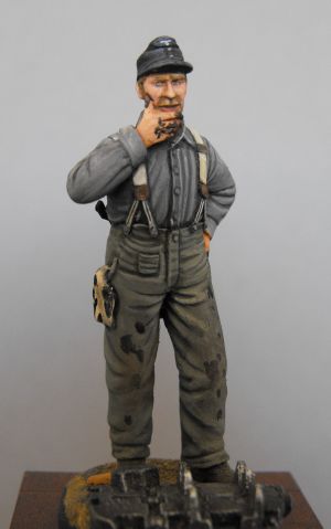 S2KW028 - German mechanic in shirtsleeves
